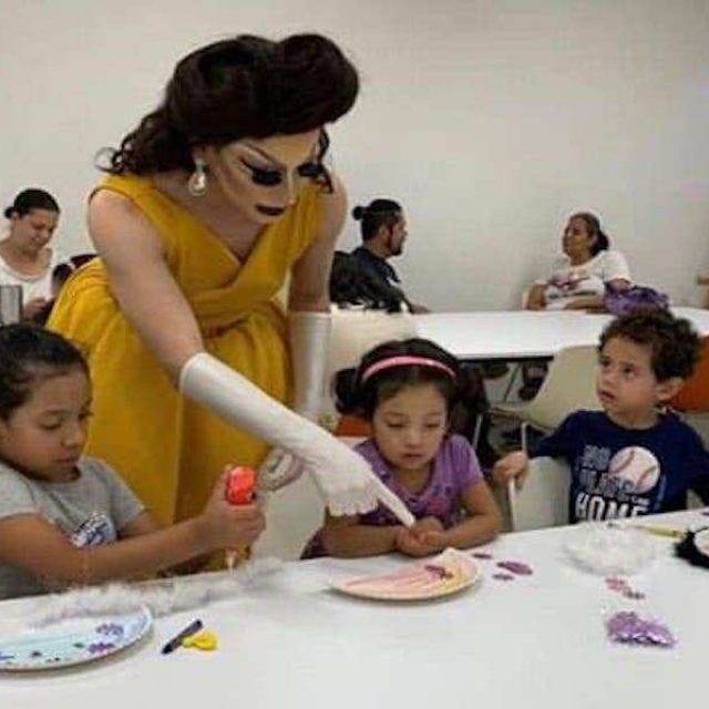 Diputado se indigna porque drag queens dan clases a niños